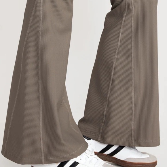 Old Navy Extra High-Waisted PowerSoft Rib-Knit Super Flare Leggings Temple Stone - Picture 3 of 10